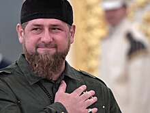 Президент «Ахмата» вручил футболку клуба министру здравоохранения Чечни