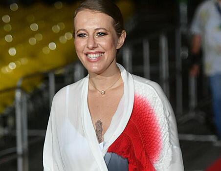 «Лучшее из возможного»: Собчак в кожаной юбке миди и объемном пуховике посетила ресторан