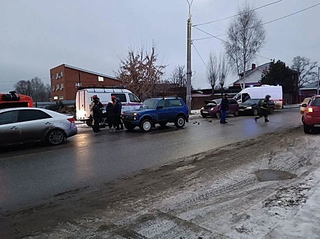 Спасатели деблокировали пострадавшего в аварии с четырьмя машинами в Воткинске