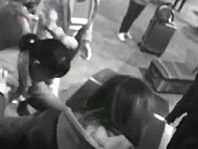 На вокзале в Китае женщина залезла в рентген для багажа вслед за сумками