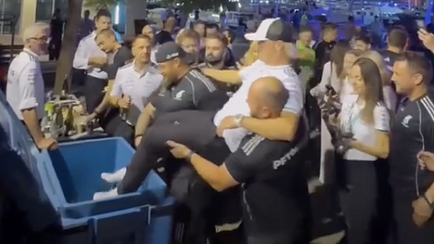 Mercedes-AMG выбросил резервного гонщика в мусорный бак