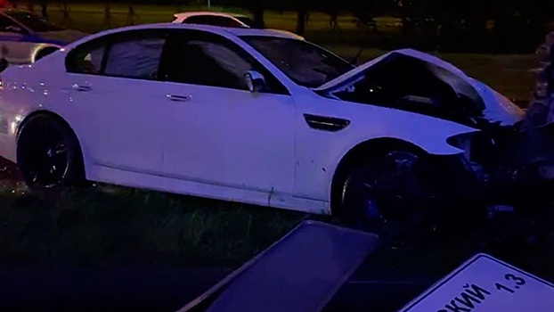 В Москве автомобиль влетел в осветительный столб: видео