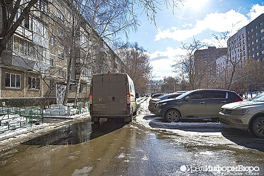 Екатеринбургский пенсионер взял верх над шумевшими в его дворе грузовиками