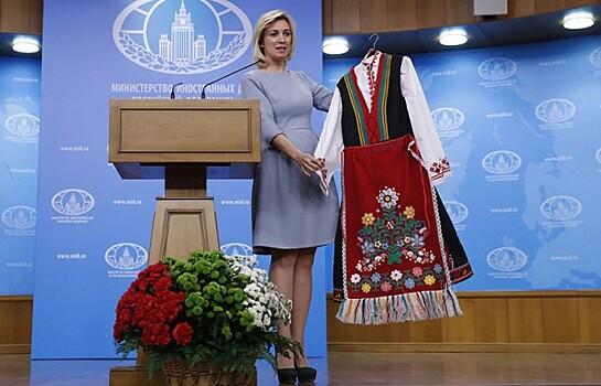 Захарова получила на 8 марта приглашение в Болгарию и именное национальное платье