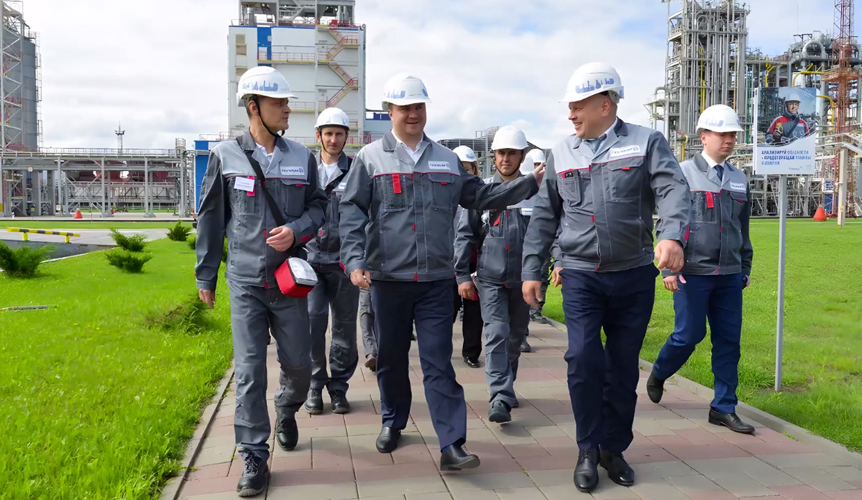 Глава Омской области Хоценко ознакомился с производством полипропилена на заводе «Полиом»