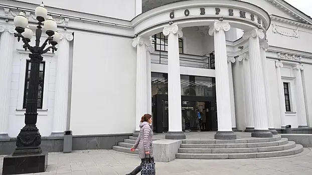 У театра "Современник" установили новогоднюю елку