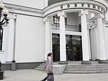 У театра "Современник" установили новогоднюю елку