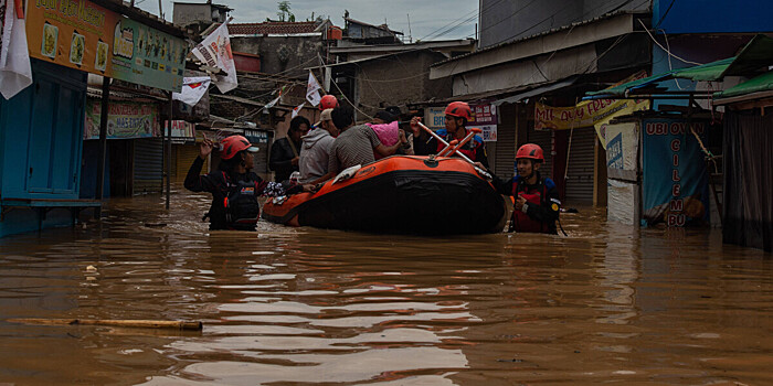 Из-за наводнения в Индонезии погиб 21 человек