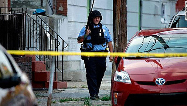 В Филадельфии спецназ вошел в здание, где находится стрелок