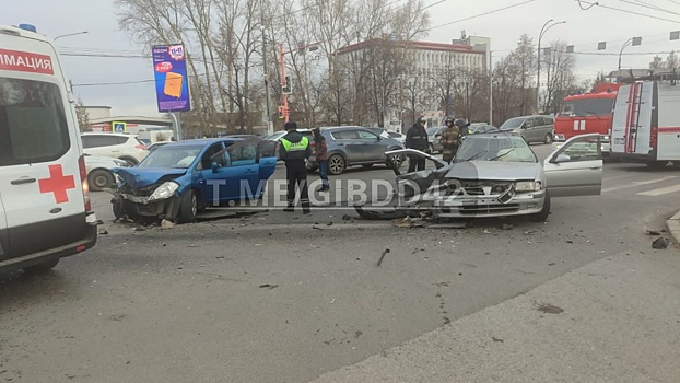 Два человека пострадали в жестком ДТП на кемеровском проспекте