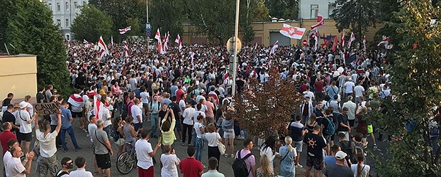 В центре Минска у здания СИЗО №1 проходит многотысячный митинг