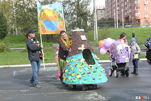 По парку Маяковского пронеслась стая драконов: фоторепортаж с парада колясок