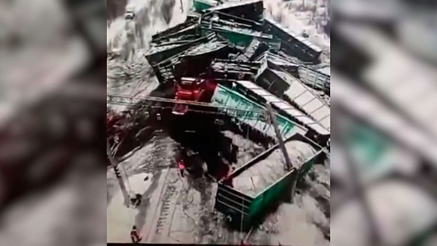 Груда искореженного металла: сошедшие с рельсов вагоны в Приамурье сняли с коптера