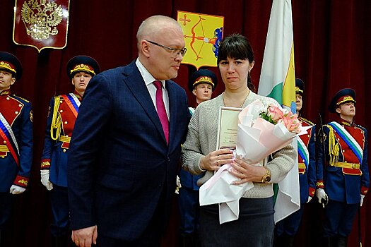 Александр Соколов вручил вдове погибшего солдата восстановленную медаль
