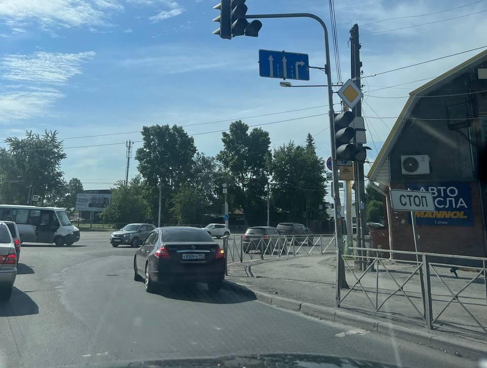 Двухдневный сбой светофора на Жуковского в Новосибирске привел к масштабным пробкам