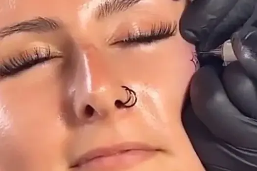 Татуировка на лице "сползла" на пальцы через три дня