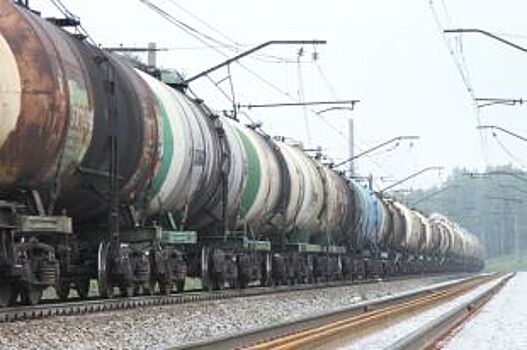 В Тамбовской области с рельсов сошла цистерна с топливом