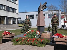 «Отнеситесь с почтением»: на Варавино починили поломанный скейтбордистами памятник