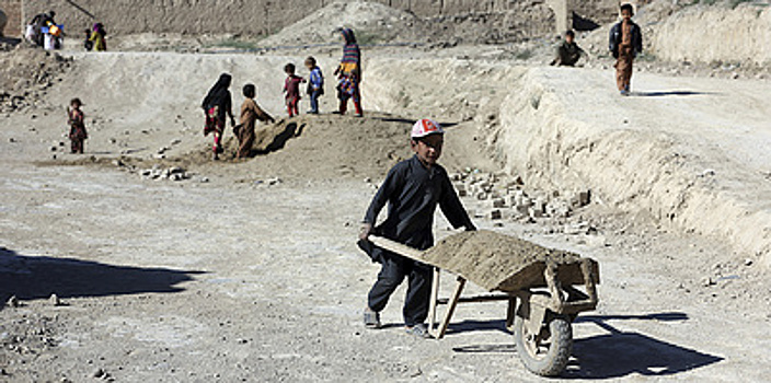 Почти 80 млн детей в мире заняты на опасных работах. Виновата ли в этом пандемия?