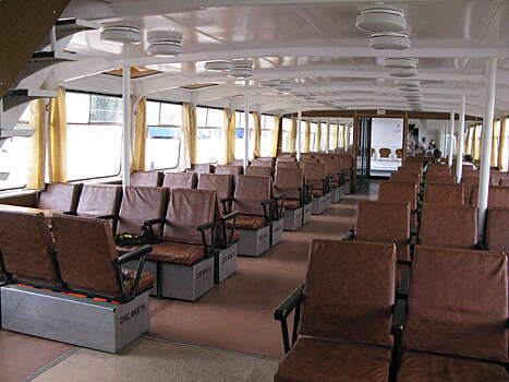 Теплоход, который возит жителей Заволжья в центр, ходит пустым