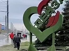 На улицах Пензы устанавливают арт-объекты из искусственной травы