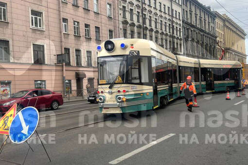В Петербурге ретро-трамвай «Достоевский» сошел с рельс