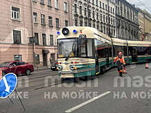 В Петербурге ретро-трамвай "Достоевский" сошел с рельсов