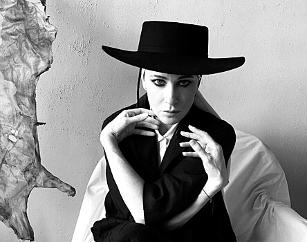 Черные платья и томный взгляд: Ксения Раппопорт примерила образ знаменитой художницы в лукбуке TEGIN