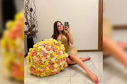 Фигуристка Нугуманова опубликовала фото в соцсетях в коротком платье и цветами