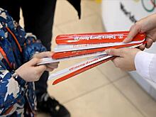 Светоотражатели в подарок получают юные гости в одном из крупнейших автосалонов Вологды