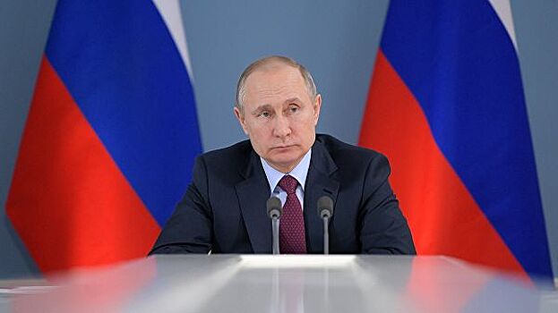 Путин обсудил с главой Федерации керлинга "Ледяной куб" и новые стадионы