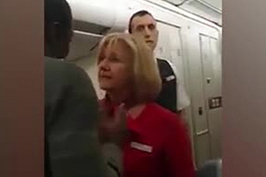 Авиапассажир оттолкнул стюардессу ударом в лицо и попал на видео