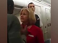 Авиапассажир оттолкнул стюардессу ударом в лицо и попал на видео