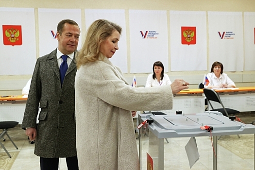 Дмитрий Медведев пришел на выборы с женой Светланой