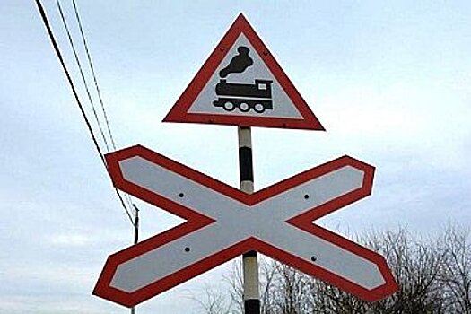 Опора линии электропередач упала на ж\д пути в Амурской области