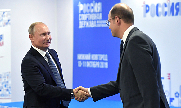 Путину подарили боксерскую перчатку с бриллиантами