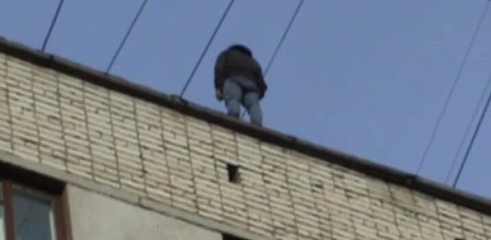 Сброситься с крыши или заговорить текст. Девушка в Северном Тушино прыгнула из окна. Человек хочет спрыгнуть с крыши фото.
