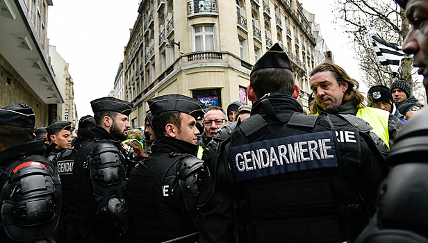 Французские офтальмологи призывают президента запретить использование полицейскими резиновых пуль