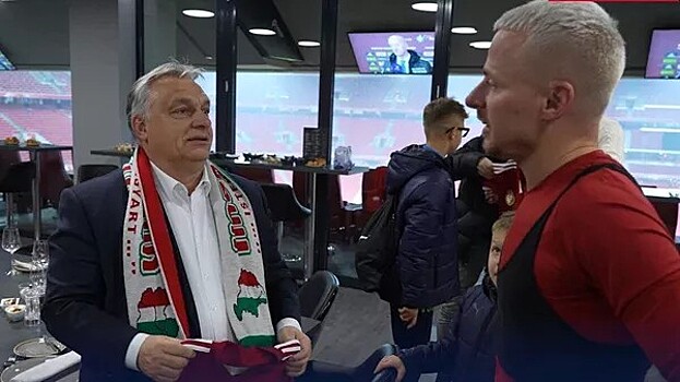 Орбан объяснил появление с вызвавшим скандал шарфом