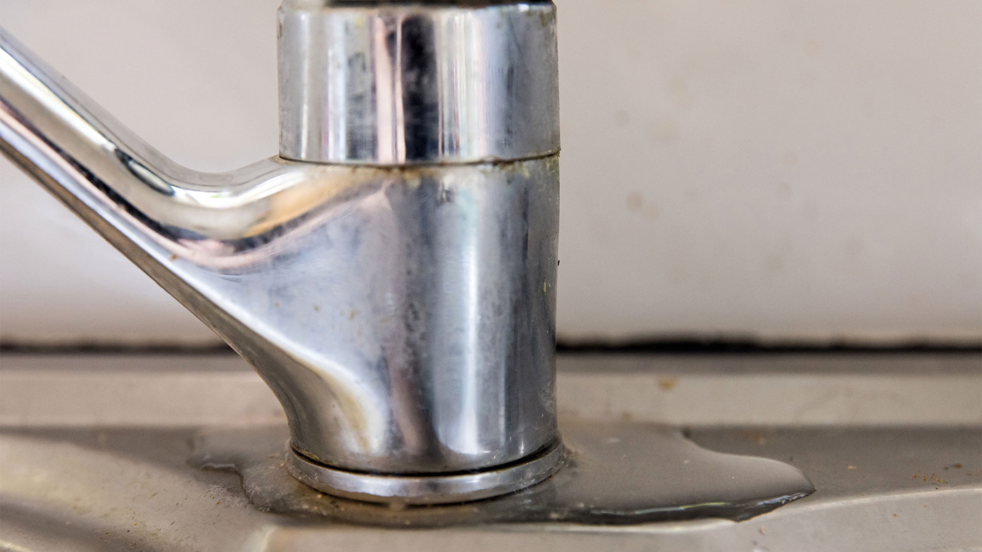 Что делать, если подтекает кран на кухне: пошаговая инструкция