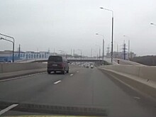 Падение мотоциклиста с эстакады в Можайском районе попало на видео