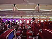 Стюардесса в мини-юбке задрала ноги в кресле