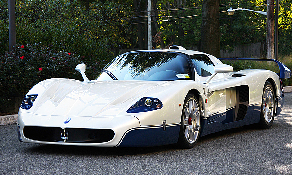 Неймар — Maserati MC12 Stradale.  Одноклубник Лионеля Месси по ПСЖ Неймар владеет несколькими редкими автомобилями. В его коллекции есть арабский гиперкар Lykan, родстер Lamborghini Veneno и Koenigsegg CCXR Trevita. Также бразилец владеет одной из самых элегантных машин в мире Maserati MC12 Stradale. Модель оснащена шестилитровым атмосферным двигателем V12 мощностью 630 лошадиных сил и вполне может участвовать в борьбе за трофей на гоночной трассе 