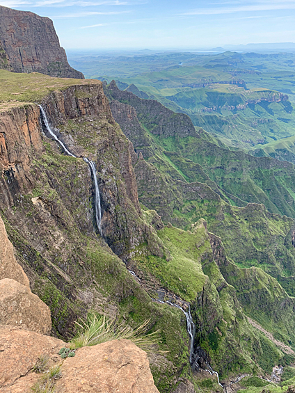 Тугела - второй по высоте водопад мира. Состоит из пяти свободно падающих водопадов. Высота наибольшего из них составляет 411 метров, а общая высота каскада равно 933 метрам. Тугела находится в ЮАР, на территории национального природного парка Наталь. Подняться туда можно по тропе. Подъем на вершину занимает порядка 5-5.5 часов