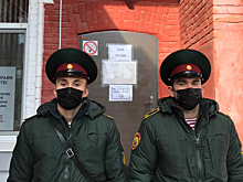 На УИК в Саратове росгвардейцы спасли избирателя, у которого начался приступ эпилепсии