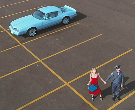 Элайджа Вуд, Эмма Робертс и сумка в цвет машины в серии мини-фильмов от Prada