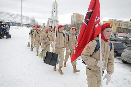 В Екатеринбурге юнармейцы очистили от снега памятник разведчику Кузнецову