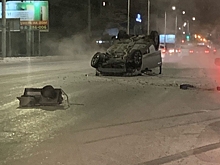 У омского дендросада водитель на «Субару» снес светофорную стойку, забор и перевернулся