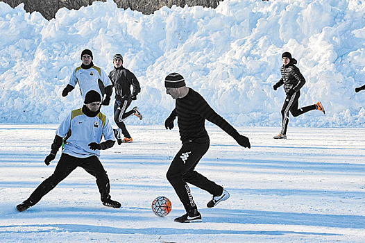 Снег футболу не помеха: в зимнем чемпионате региона участвуют 14 команд