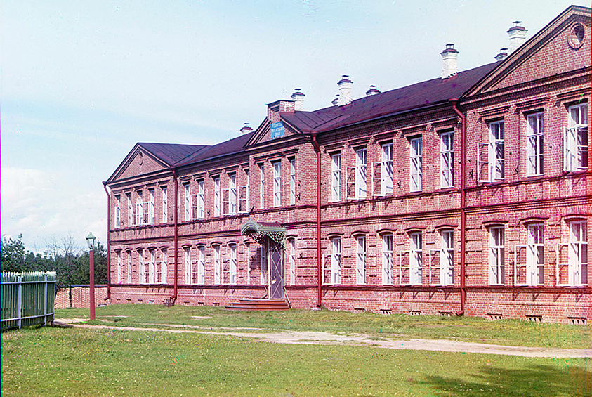 Леушинская женская школа находилась на территории Леушинского Иоанно-Предтеченского женского монастыря, вблизи от реки Шексны, между городами Череповцом и Рыбинском. В период с 1941-го по 1946 год был затоплен водами Рыбинского водохранилища